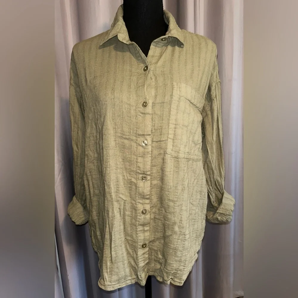 American Eagle oversized button down long sleeve olive green top. Medium.